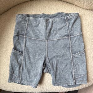 Lululemon biker shorts size 6 with pockets